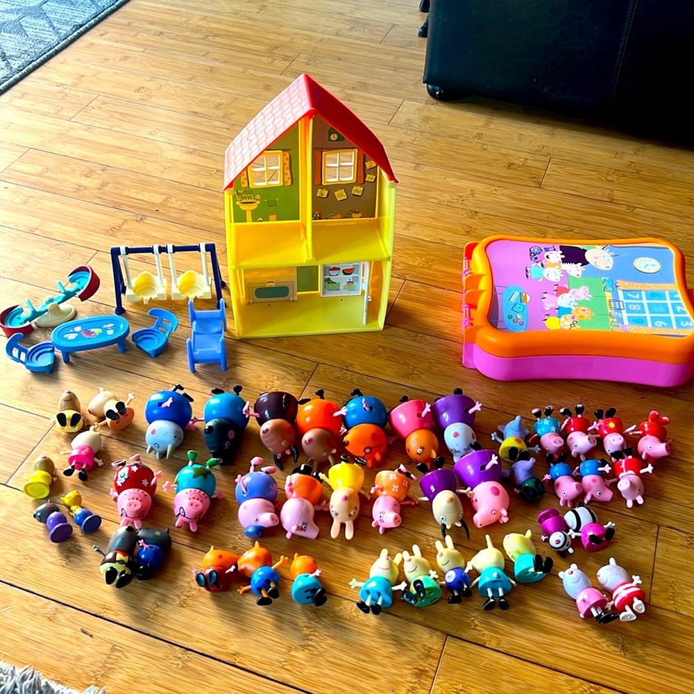 Peppa Pig figures & playset house.